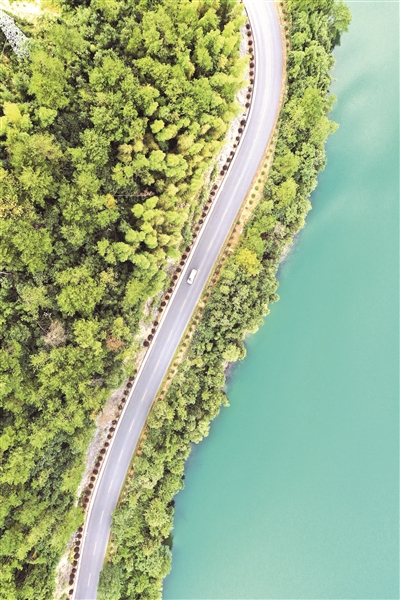 圖①：浙江省金華市婺城區沙畈鄉的鄉村道路在青山綠水間環繞。 （圖片來源：視覺*）