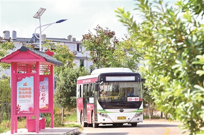 圖③：城市公交車開進江西省贛州市古坊村，村民出行更加便捷。 （圖片來源：視覺*）