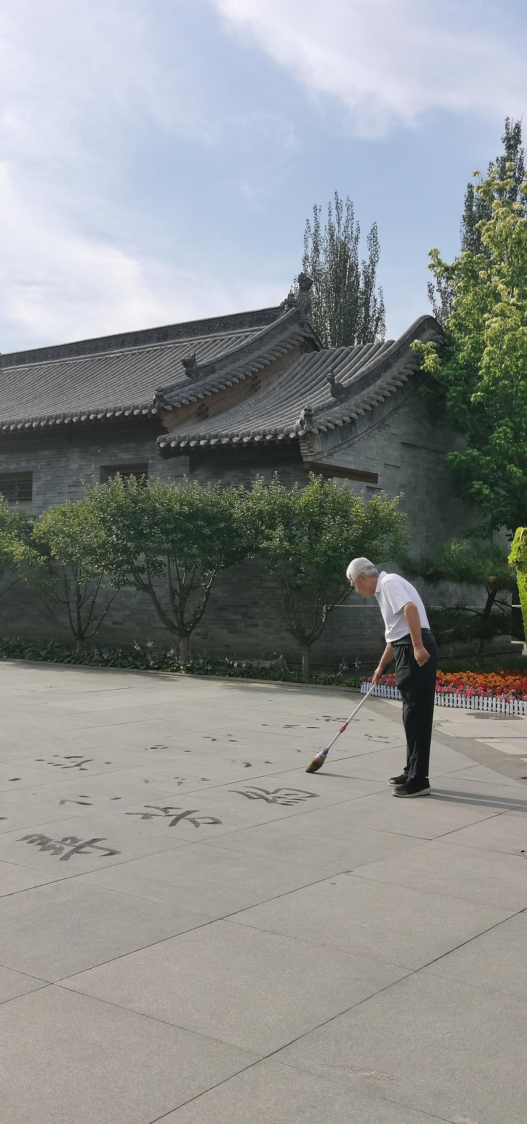 愛新覺羅·溥杰臨洮縣臥龍寺匾額_黑字匾額_太和殿匾額 誰寫的