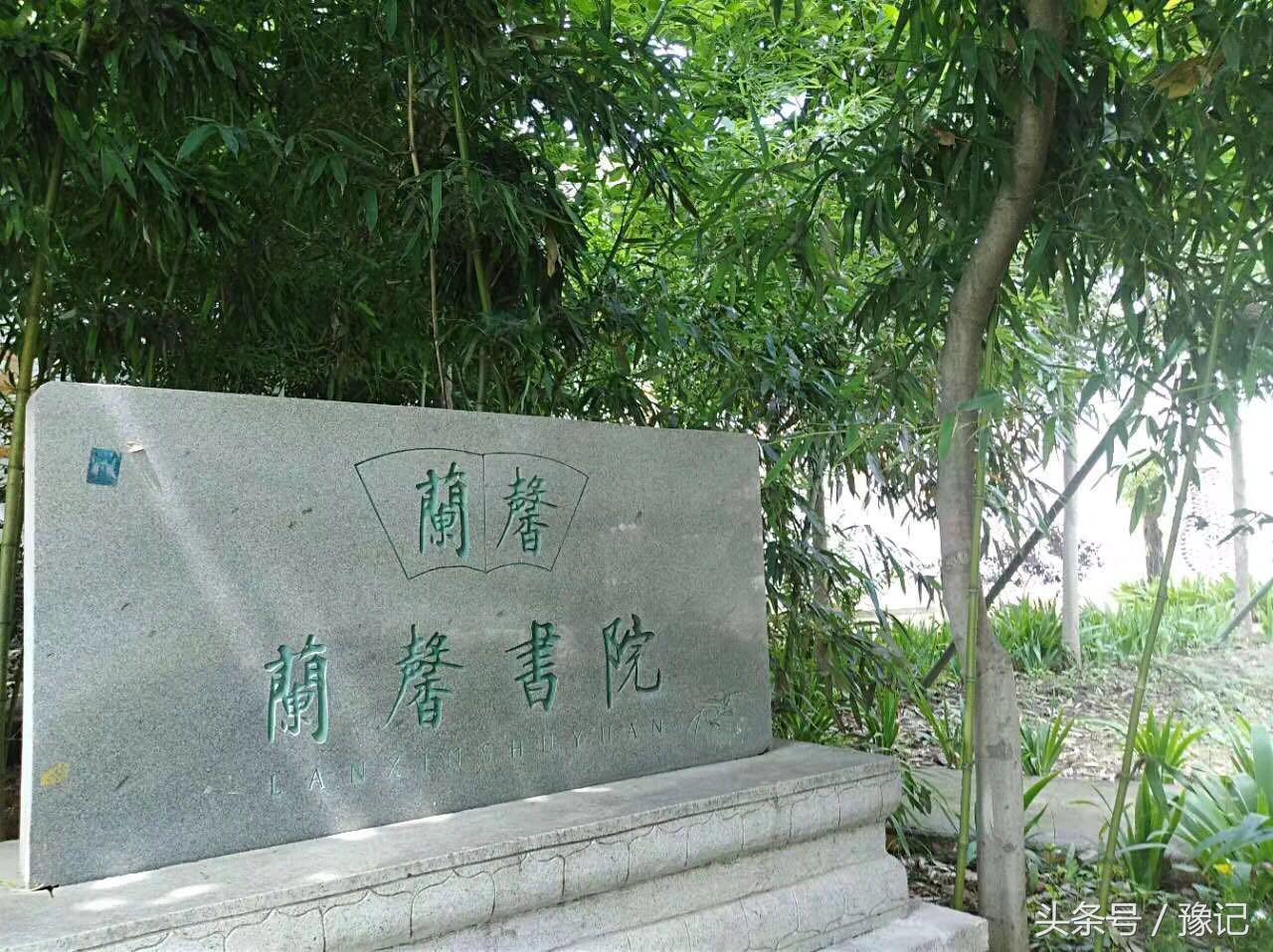 周莊牌坊上四個字_周莊牌樓對聯_周莊匾額