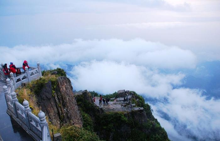 峨眉山*寺的匾額“普放光明”是誰寫的，紫銅塔為何叫華嚴塔