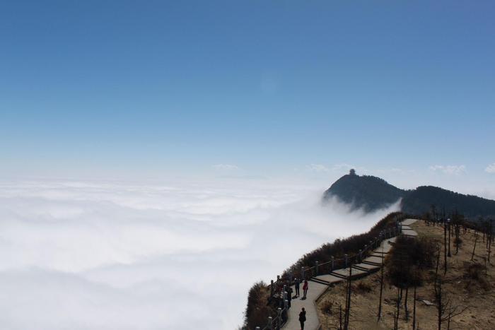 峨眉山*寺的匾額“普放光明”是誰寫的，紫銅塔為何叫華嚴塔