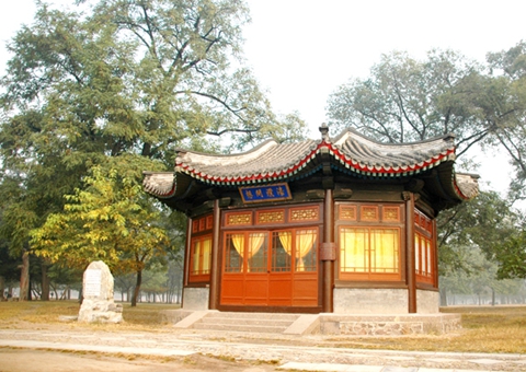 山莊內樸素淡雅，周圍寺廟金碧輝煌